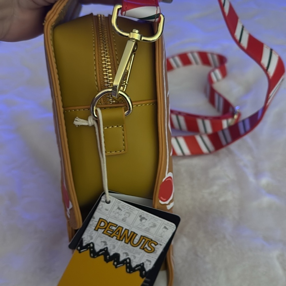 Loungefly Peanuts Christmas Gingerbread Snoopy Woodstock Doghouse Crossbody Bag - Picture 9 of 11